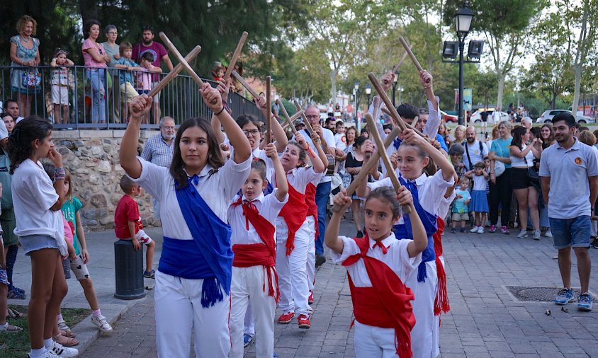 El Ball de Bastons de Cambrils durant el seguici infantil que es va fer a partir de les 19.30 hores