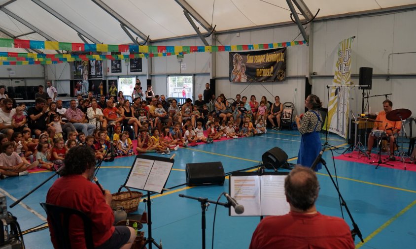 Celebració de l'espectacle 'La Filomena se'n al mercat', a la carpa de la zona esportiva