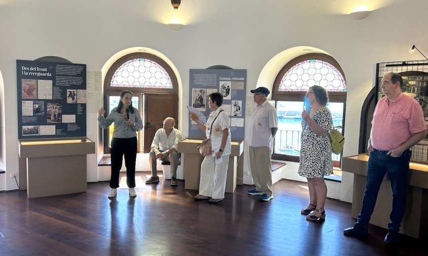 Àngels Casanovas durant la visita guiada per l'exposició ubicada a la Torre del Port