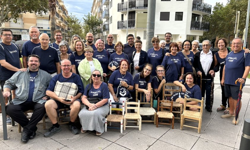 Mariners i marineres a la plaça de la Constitució, des d'on es van dirigir cap a l'Ermita