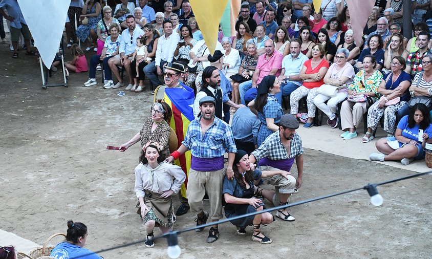 Un moment de l'obra en el que els actors fan una versió particular de la cançó de Mar i Cel