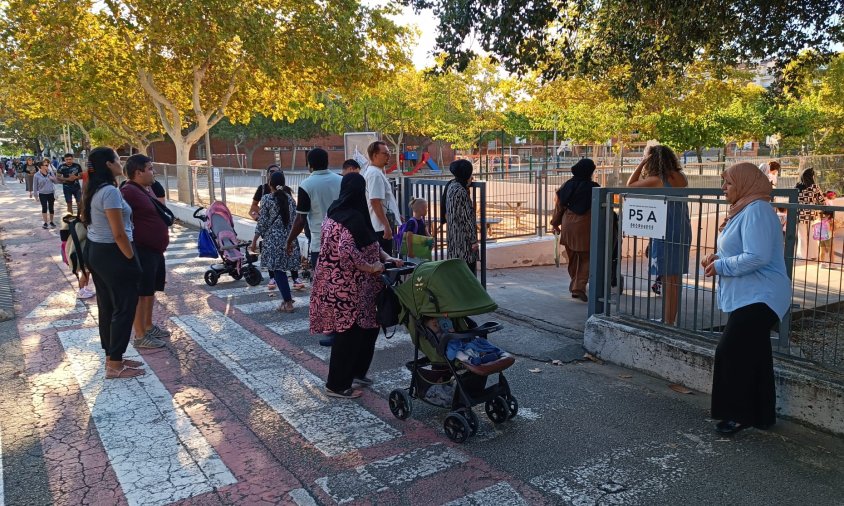 Pares i mares deixant els seus fills a l'Escola Marinada