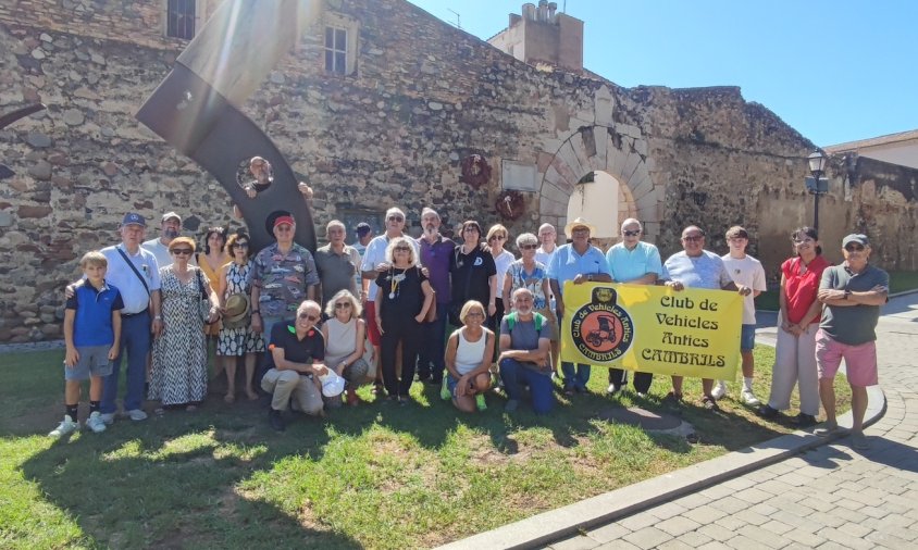 Foto de grup dels participants a la trobada de vehicles antics a Cambrils