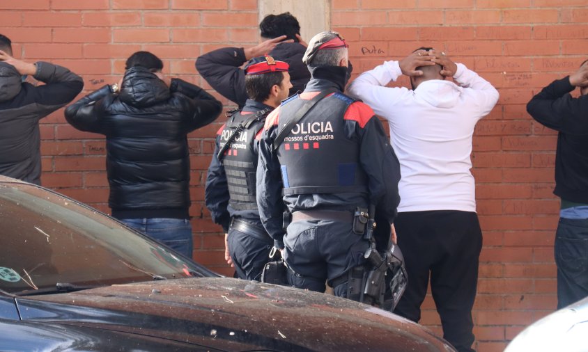 Mossos d'Esquadra fent un escorcoll a diverses persones al barri de Sant Josep Obrer de Reus