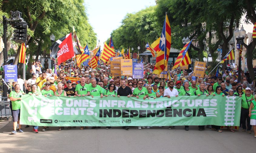 Manifestants passant per la Rambla Nova de Tarragona