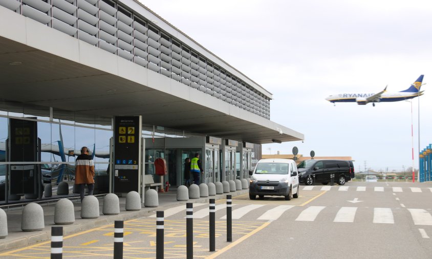 Un avió de Ryanair a punt d'aterrar a l'aerport de Reus