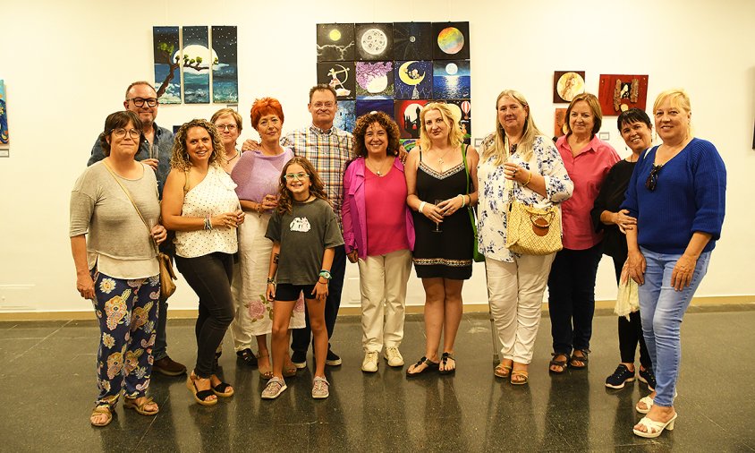 Els membres del col·lectiu artístic La Mar de Pintura, ahir, a la inauguració de l'exposició