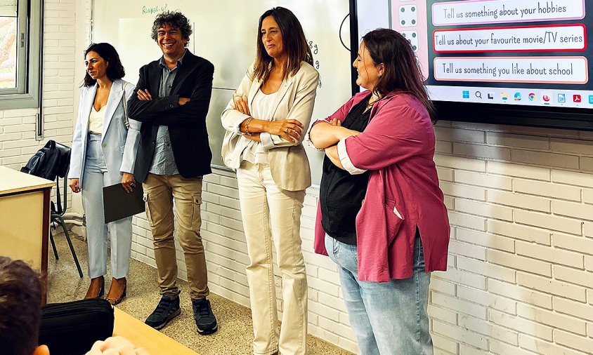 Lucía López, delegada del govern a Tarragona; Jordi Barberà, regidor d'Educació; Ester Niubó, consellera d'Educació i Ana Espadero, directora de l'Institut Ramon Berenguer IV, en un moment de la visita al centre