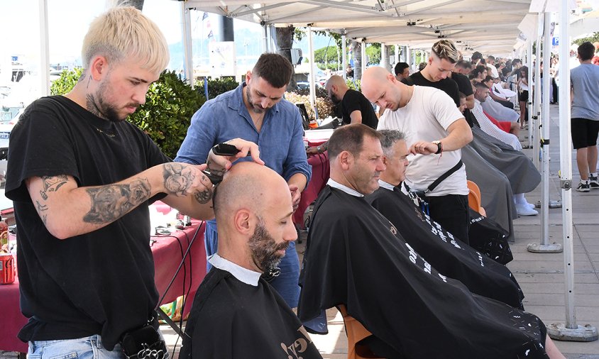 Un total de 32 barbers i 18 professionals de perruqueria femenina van oferir els seus serveis