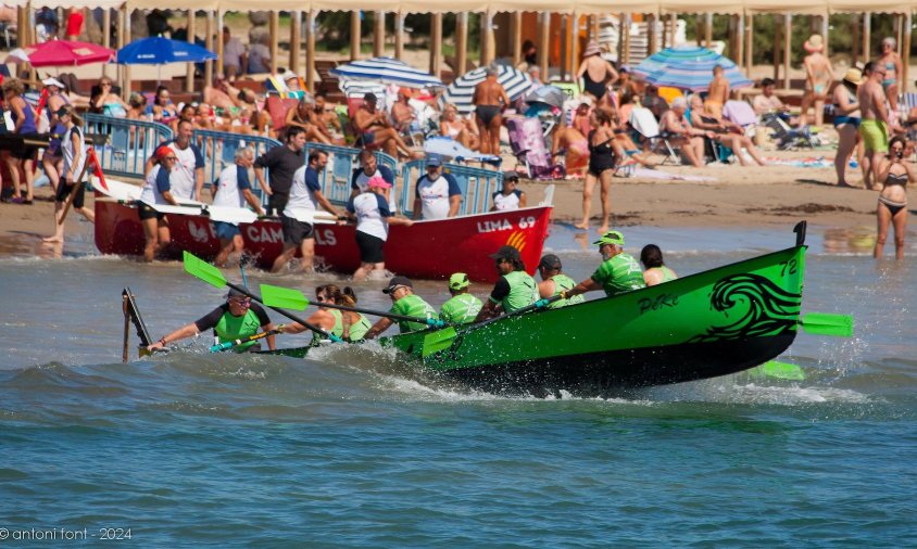 Panoràmica de la platja del Regueral durant la celebració de la Regata