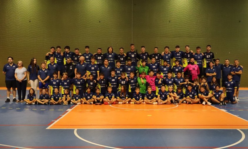 Foto de família de tots els jugadors del Club Handbol Cambrils