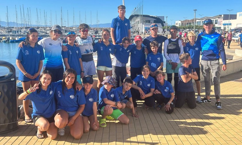 Foto de grup dels regatistes del CN Cambrils que van competir a la regata de l'Escala