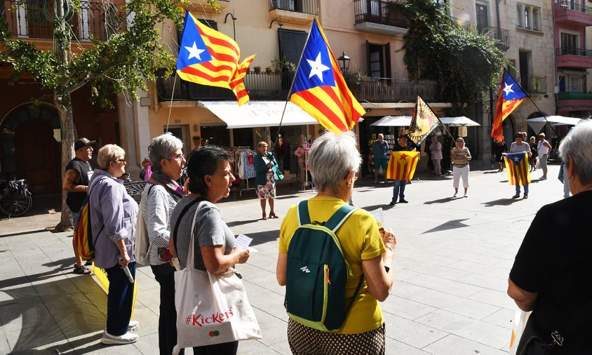 La concentració de les Àvies i Avis, ahir a la plaça de la Vila, va aplegar unes vint-i-cinc persones