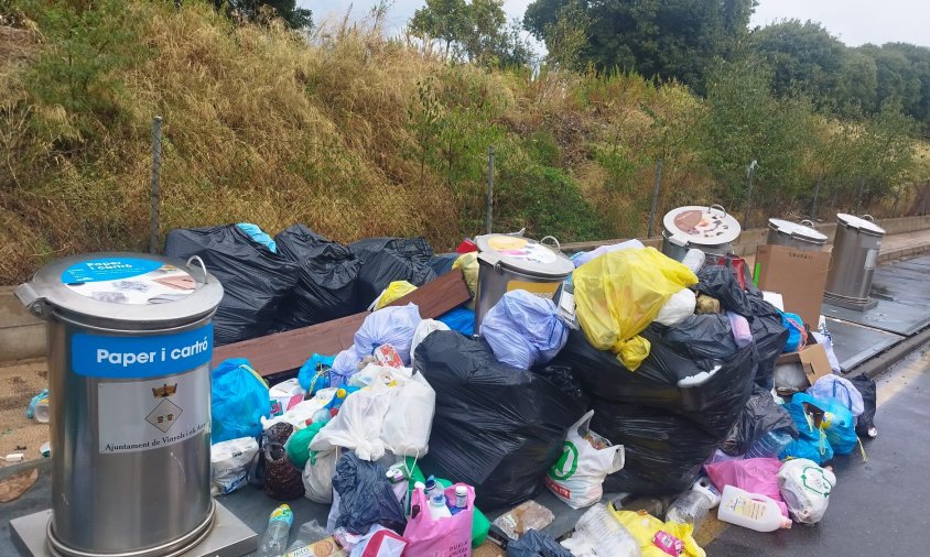 Contenidors plens al carrer de Ventura Gassol