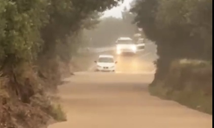 Vehicles atrapats al camí de Montbrió, ahir al vespre