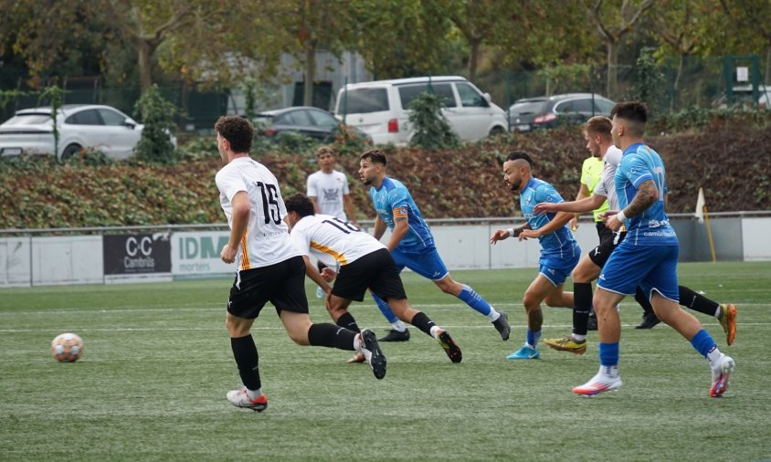 Un moment del partit que va enfrontar al Cambrils Unió B i al Falset aquest passat dissabte a la tarda