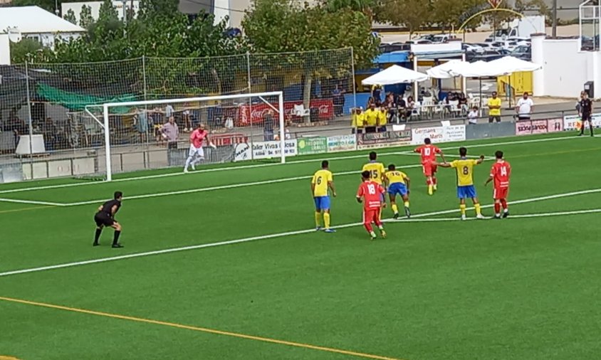 Moment del gol de penal de Marc Benito