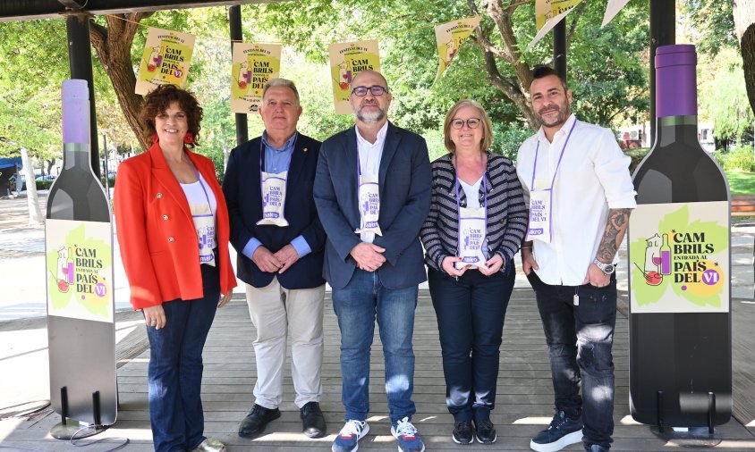 D'esquerra a dreta: Marta Vaquer, del celler Casa Mariol; Mario Basora, president de la Cambra de Comerç de Reus, Alfredo Clúa, alcalde; Camí Mendoza, regidora de Turisme; i Xavier Martí; president AEHC