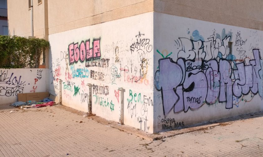 Paret de la zona de l'antiga estació on es farà el mural