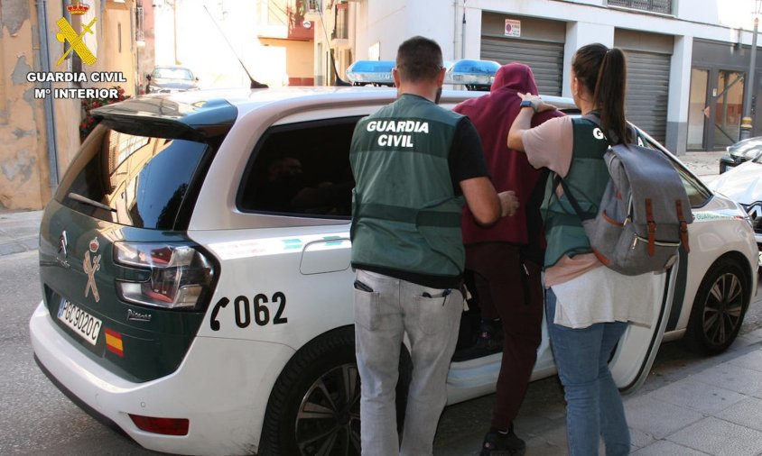 Agents de la Guàrdia Civil custodiant un dels detinguts en l'operació