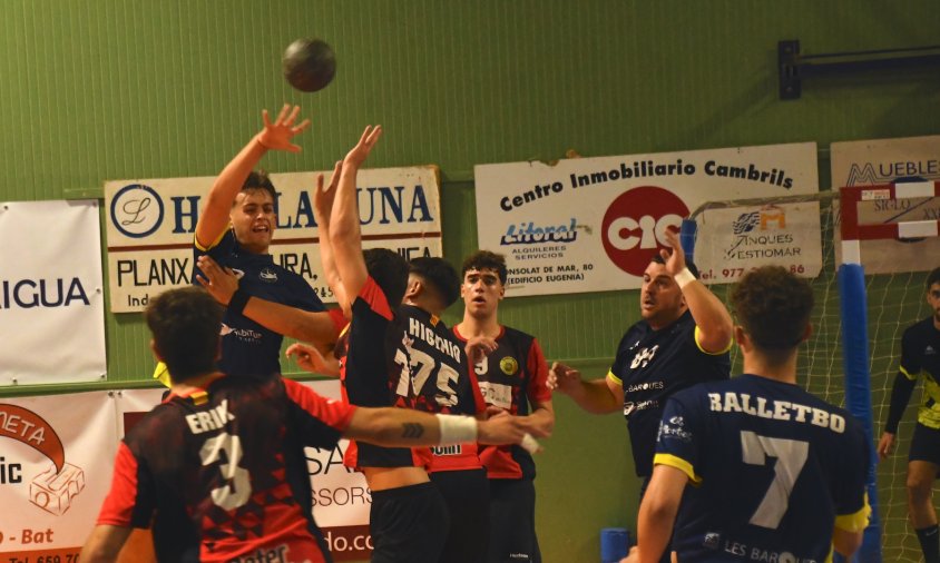 Imatge del partit de pretemporada entre el CH Cambrils i el el Handbol Ribes B