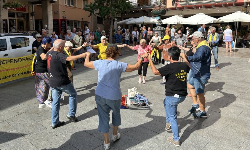 Ballada de sardanes dels Àvies i Avis, ahir, a la plaça de la Vila