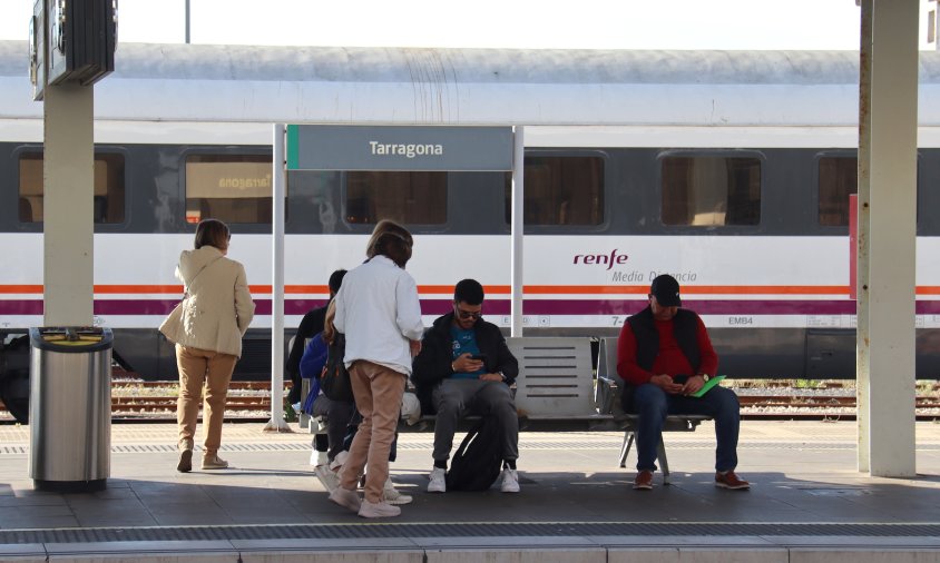 Usuaris esperant a l'estació de tren de Tarragona