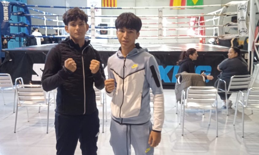 Els dos lluitadors del Club Muay Thai i Boxa Cambrils van competir al gimnàs El Templo, a Terrassa