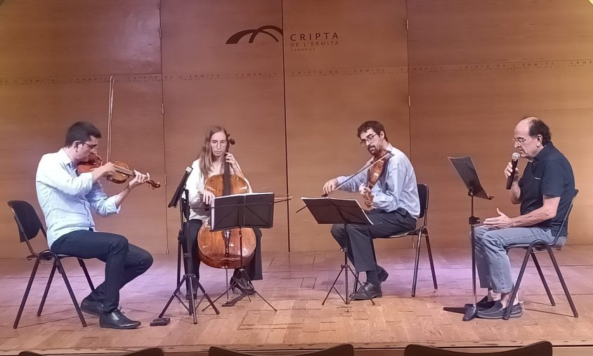 Un moment del concert del el Trio Orfeu i el rapsode Agustí Lleyda, ahir al vespre a la Cripta