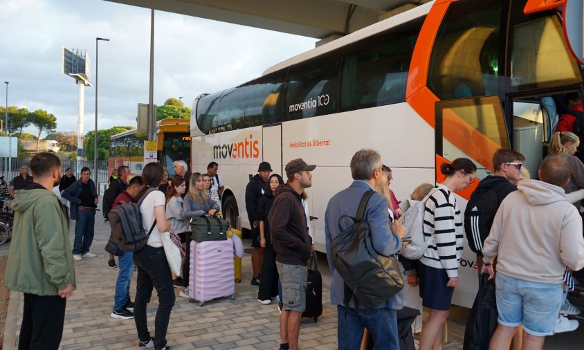 Uns cinquanta passatgers ha pujat al bus de les 8.07 hores