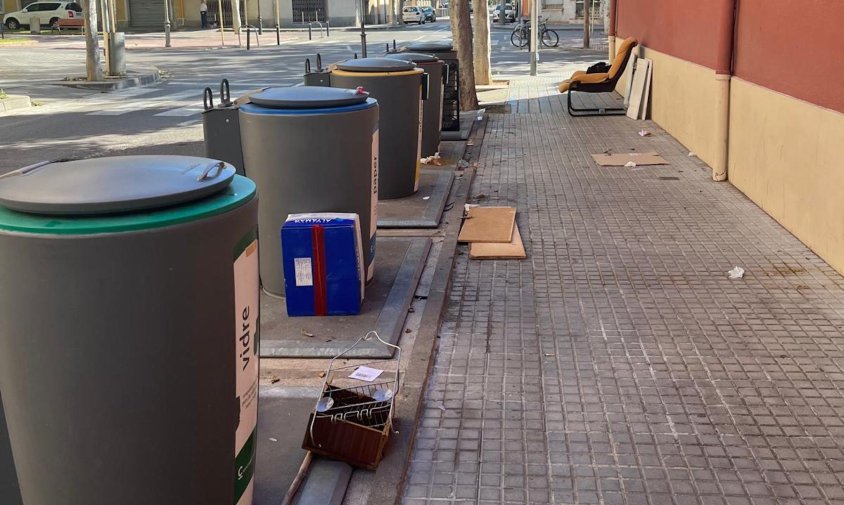 Imatge de la bateria de contenidors situada al carrer de Santa Joaquima de Vedruna, al barri de l'Eixample