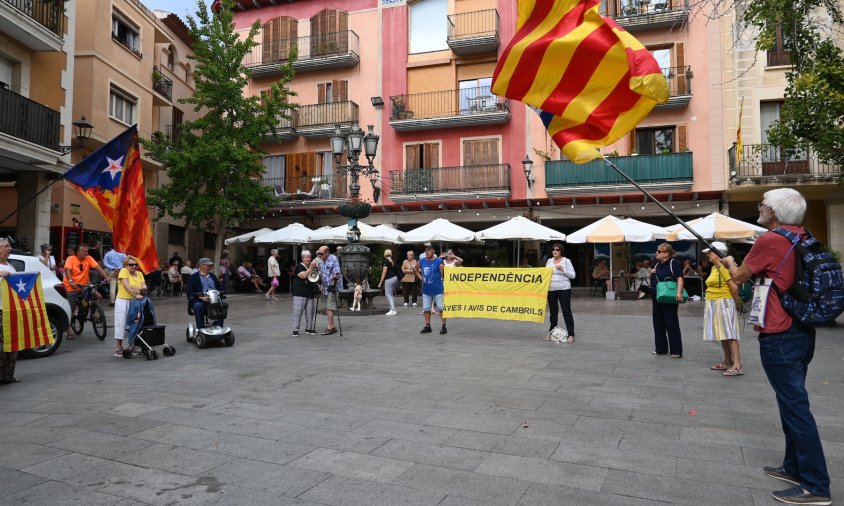 Un moment de la concentració de les Àvies i Avis, ahir al matí, a la plaça de la Vila