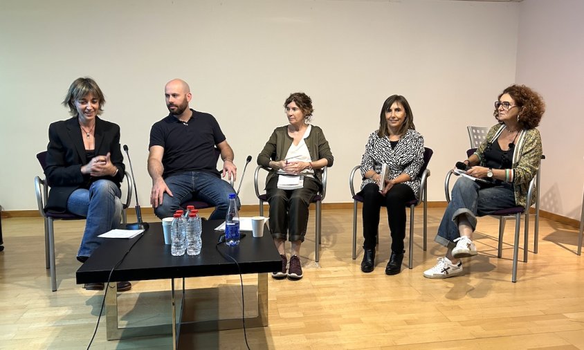 Les psicòlogues i el xef Arnau Bosch durant la presentació del llibre, ahir a la tarda al Centre Cultural