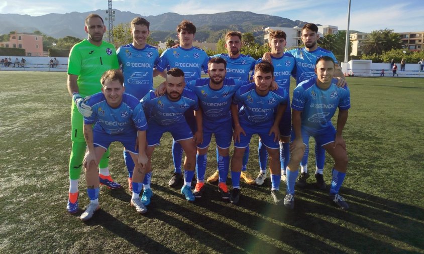 Equip titular del Cambrils Unió B al camp de l'Hospitalet de l'Infant