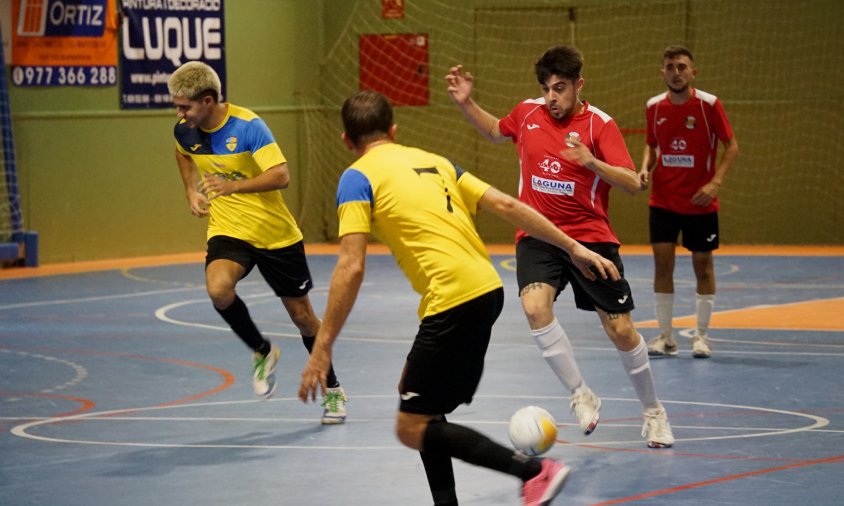 Un jugador del Laguna regatejant en el partit contra el Batea