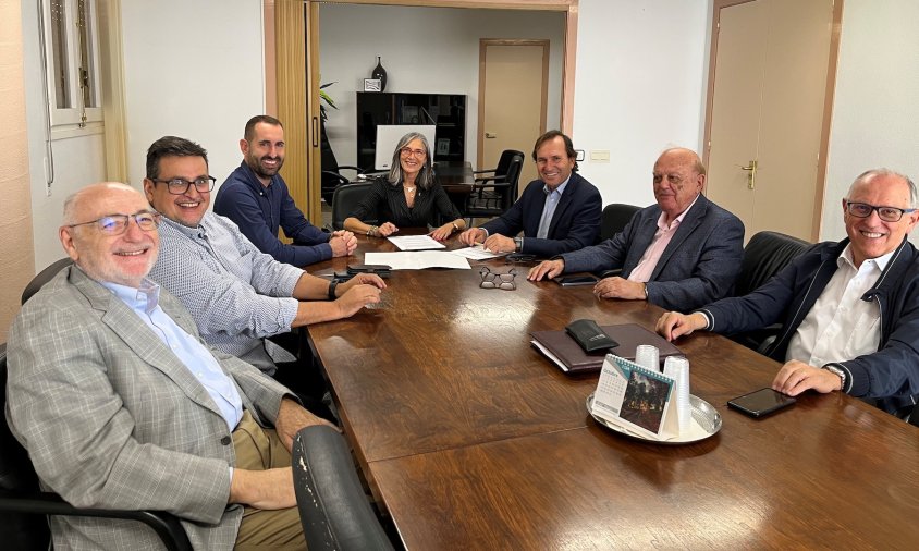 Els representants d'IDETSA i de SECOT a la Casa de la Vila en el moment de la signatura de l'acord