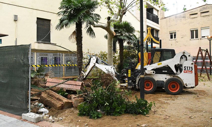 Les obres de desmuntatge de la zona verda contigua al Mercat Municipal han començat avui