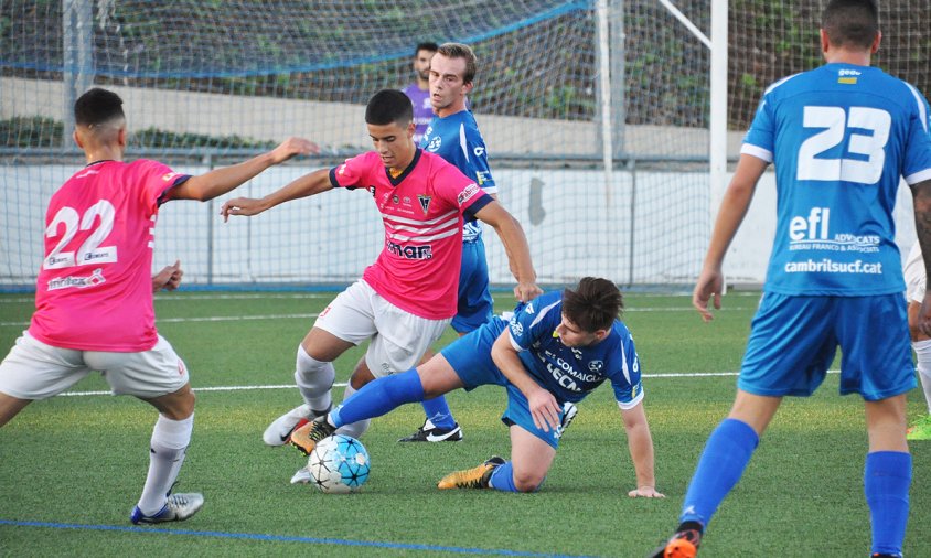 Lluita per la pilota entre jugadors del Cambrils Unió i l'Igualada en el partit disputat aquest passat dissabte a la tarda