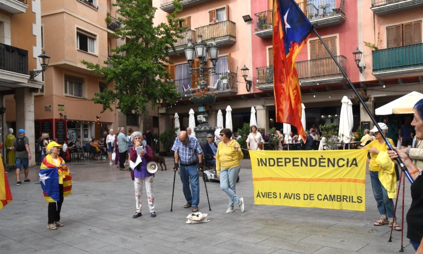 La concentració setmanal de les Àvies i Avis per la Independència, en ple mes d'octubre, va venir marcada per la gran quantitat de gent que es concentren els dimecres al Barri Antic atretes pel mercat ambulant