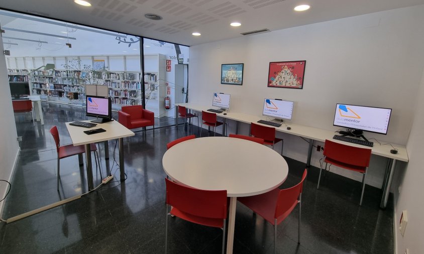 Està ubicada a la sala de treball en grup de la Biblioteca Infant Pere, a l’Hospitalet de l’Infant