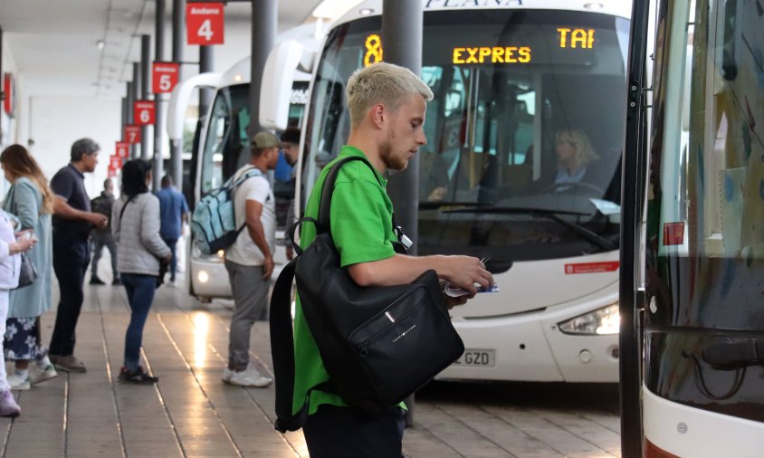 Imatge d'un usuari pujant a l'autobús a l'estació de Tarragona