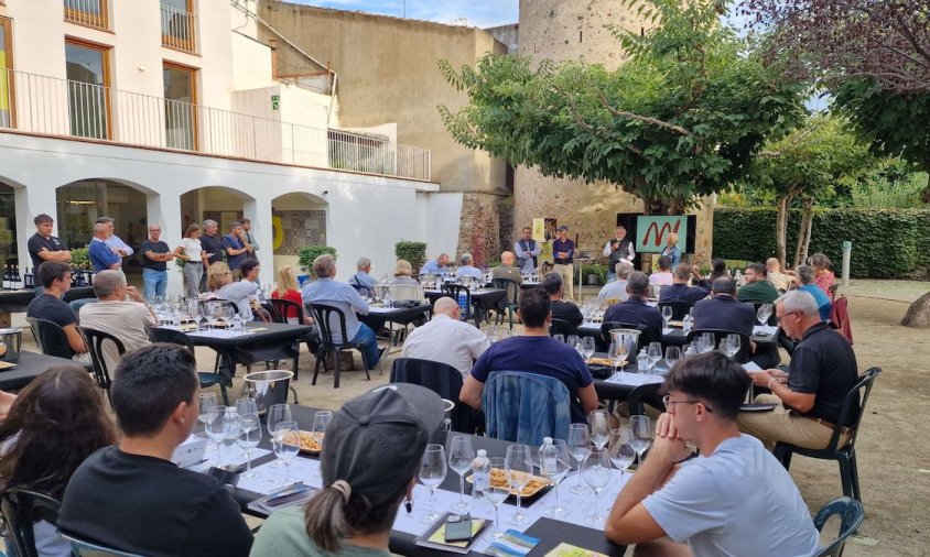 El pati de la Torre del Llimó va acollir la sessió de formació a càrrec de l'Associació Catalana de Sommeliers