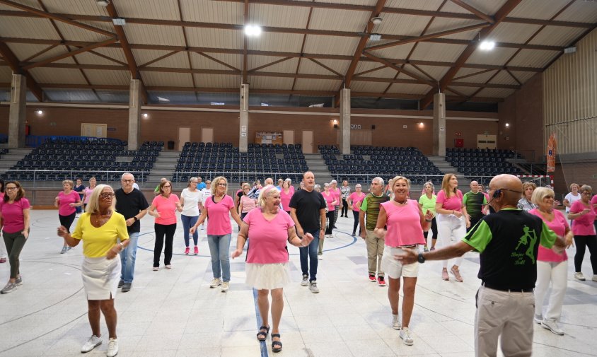 Els membres de l'entitat ballant aquest divendres al pavelló