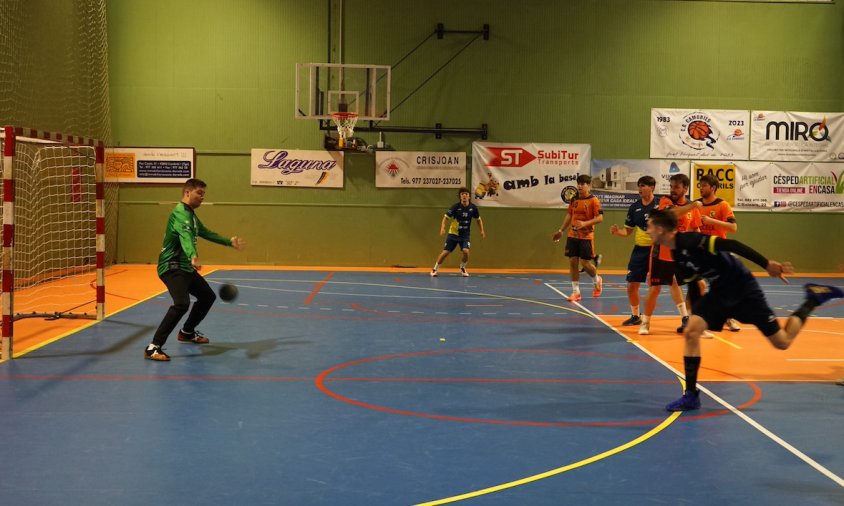 Un jugador del CH Cambrils tira a porteria