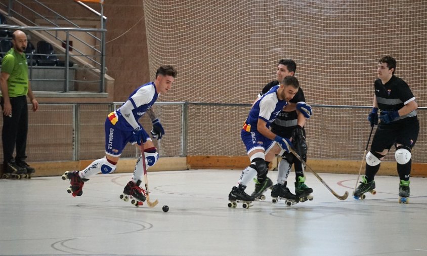 Jugadors dels Cambrils CH intentant llançar a porteria