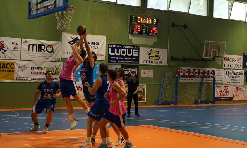 Un moment de partit entre el Cofran 95 CB Cambrils i el CB Morell disputat ahir al matí al pavelló municipal