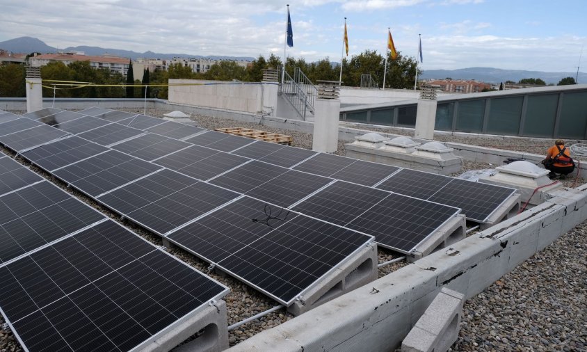 Imatge de les plaques solars que s'han instal·lat a la coberta de l'edifici consistorial