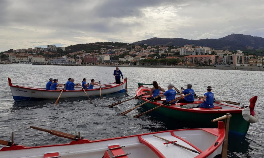 En aquesta regata, i segons la tradició, les tripulacions estan distribuïdes en sis vogadors i un timoner