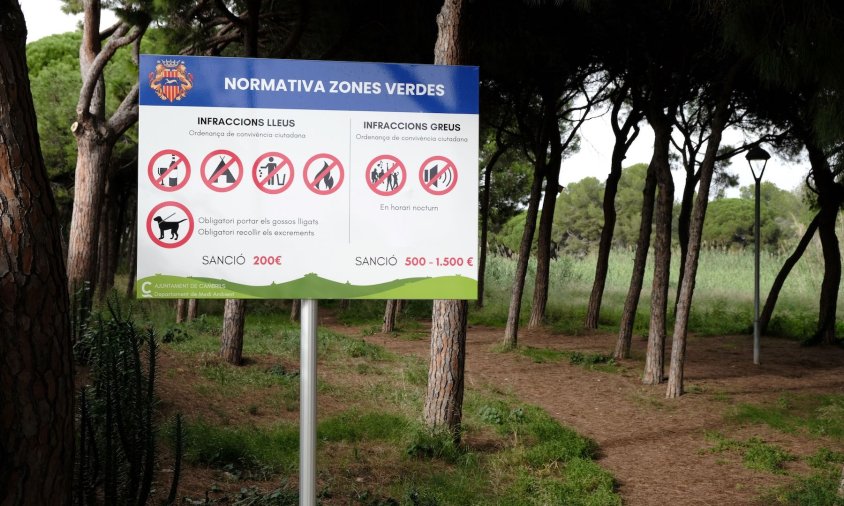 Imatge d'un cartell instal·lat a una zona verda del Molí de la Torre, a tocar de la riera de Maspujols