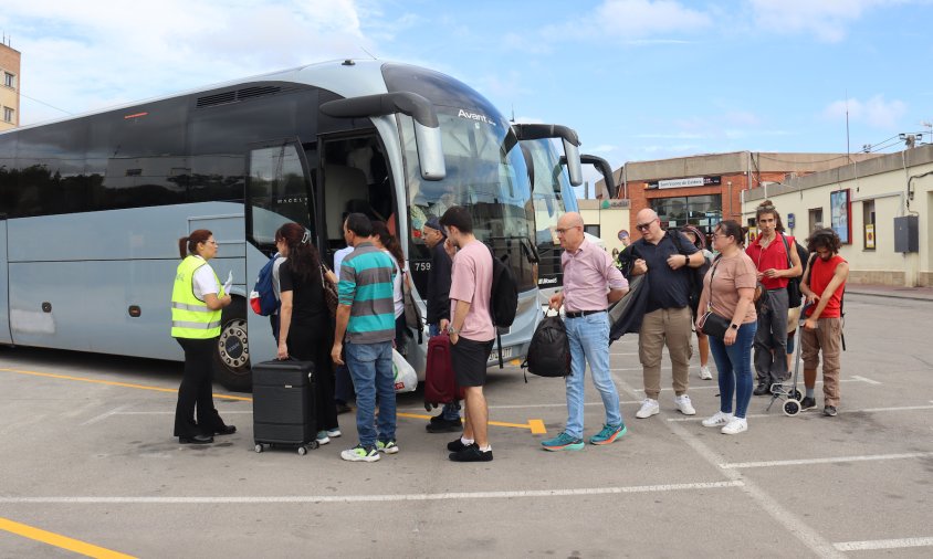 Diversos usuaris pujant a l'autobús a l'estació de Sant Vicenç de Calders